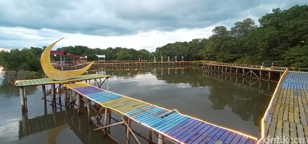 Selain bisa menikmati keindahan matahari terbenam, Hutan Mangrove Glagah Wangi juga memiliki lampu menghiasi kawasan. Selain bisa menikmati keindahan matahari terbenam, Hutan Mangrove Glagah Wangi juga memiliki lampu menghiasi kawasan.
