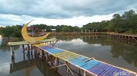 Selain bisa menikmati keindahan matahari terbenam, Hutan Mangrove Glagah Wangi juga memiliki lampu menghiasi kawasan.