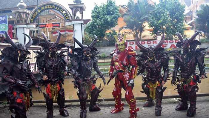 Biasanya manten diiringi oleh tarian tradisional, namun penganten pria di Malang ini diiringi 25 pemuda memakai kostum karakter (cosplay) seram. Unggahan ini pun viral di Medsos.
