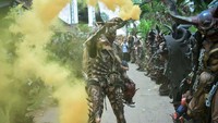 Puri, mempelai perempuan mengatakan, bahwa sebagian besar pemuda desa tempat tinggal suaminya adalah perajin cosplay.