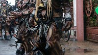 Kostum pengiring dari komunitas Kazelor itu disebut bukan hanya satu, melainkan beberapa karakter. Seperti kelelawar, krampu dan juga landak.