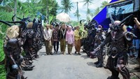 Pernikahan kedua mempelai di Pagelaran, Kabupaten Malang, viral karena pengiring penganten pria memakai berkostum karakter (cosplay) seram bak iblis.