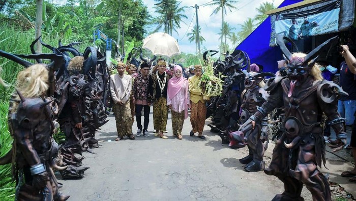 Ini Deretan Cosplay Pengantar Pengantin Pria di Malang yang Viral Biasanya manten diiringi oleh tarian tradisional, namun penganten pria di Malang ini diiringi 25 pemuda memakai kostum karakter (cosplay) seram. Unggahan ini pun viral di Medsos.