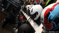detikOto langsung mendatangi Store RSV yang berada di Jalan Cikutra 205, Minggu (14/11/2021) untuk melihat helm buatan lokal ini.