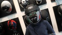 Karena belum ada pengiriman dari gudang. Dari sekian banyak helm yang dijual, helm yang sama yang digunakan Presiden Jokowi hanya tinggal satu unit, berwarna hitam dop.
