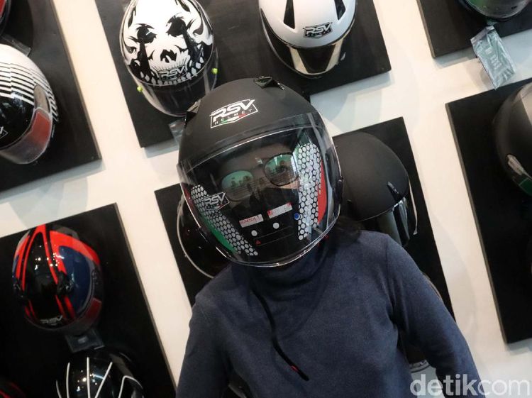 Ini Penampakan Helm RSV yang Pakai Jokowi saat Jajal Sirkuit Mandalika