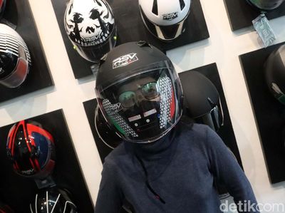 Ini Penampakan Helm RSV yang Pakai Jokowi saat Jajal Sirkuit Mandalika