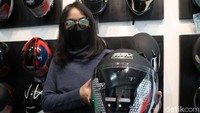 Seperti diketahui, saat menjajal Sirkuit Mandalika Jokowi menggunakan helm RSV berwarna hitam metalik dan helm RSV SV300 dilengkapi lima fitur utama, di antaranya yakni sun visor berwarna gelap dengan switch di kiri helm untuk menaikan dan menurunkannya.