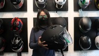 Helm yang dipakai Jokowi ini dijual Rp 600 ribuan.