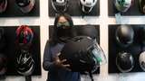 Kocak, Cuma Siswi Ini yang Gunakan Hijab untuk Melindungi Helm