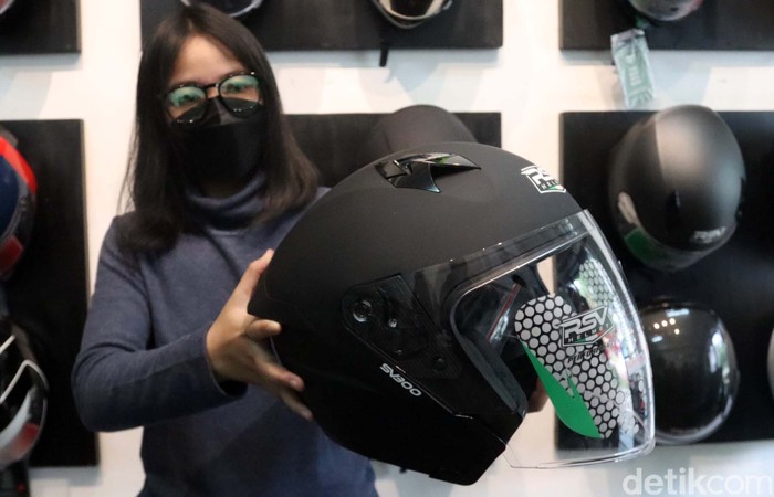 Ini Penampakan Helm RSV yang Pakai Jokowi saat Jajal Sirkuit Mandalika Presiden Jokowi memakai helm buatan Bandung bermerk RSV saat menjajal resmi sirkuit Mandalika. Begini bentuk helm RSV SV300 yang dipakai Jokowi.