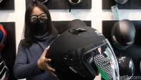 Sebagai informasi, helm RSV S300 dipasarkan dengan harga sekitar Rp 610 ribu. Helm ini telah dilengkapi visor ganda, spoiler, dan sudah tersertifikasi SNI, DOT, juga ECE. Foto: Wisma Putra