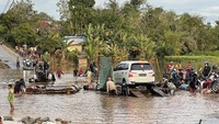 Sampai pada Sabtu (13/11) pukul 17.00 WIB, sebanyak 10.381 KK atau 33.221 jiwa masih mengungsi. Mereka berasal dari 9 kecamatan yang terdampak banjir sejak 21 Oktober 2021 lalu. Warga yang mengungsi tersebar di 32 pos pengungsian yang dioperasikan BPBD setempat. 