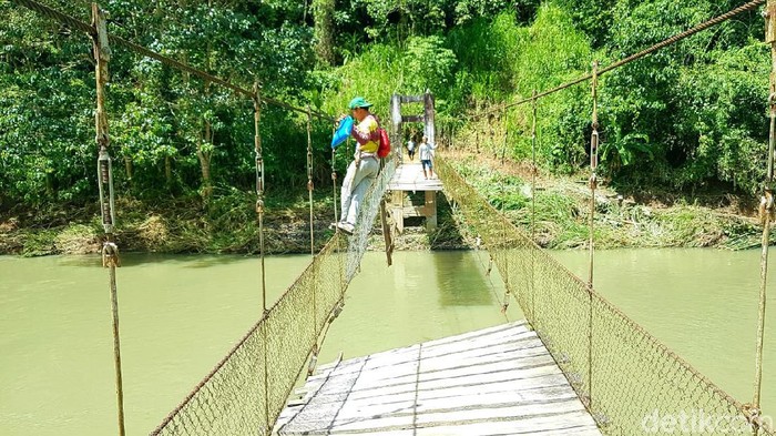 Jembatan gantung di Polman, Sulbar, ambruk diterjang banjir (Abdy Febriady/detikcom)