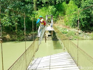 Jembatan Rusak Akibat Banjir, Warga Polman Bertaruh Nyawa Seberangi Sungai