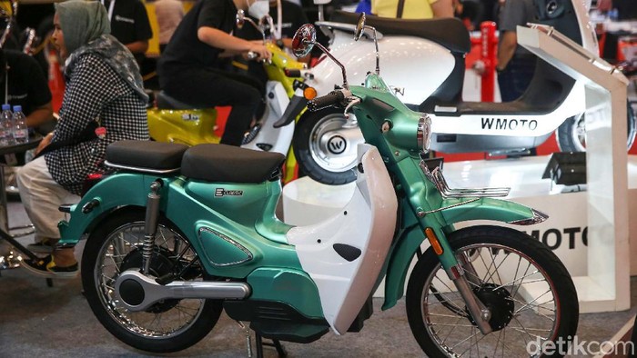Beragam kendaraan listrik dipamerkan di Gaikindo Indonesia International Auto Show (GIIAS) 2021. Bahkan, ada motor bebek klasik yang menggunakan sumber tenaga listrik.