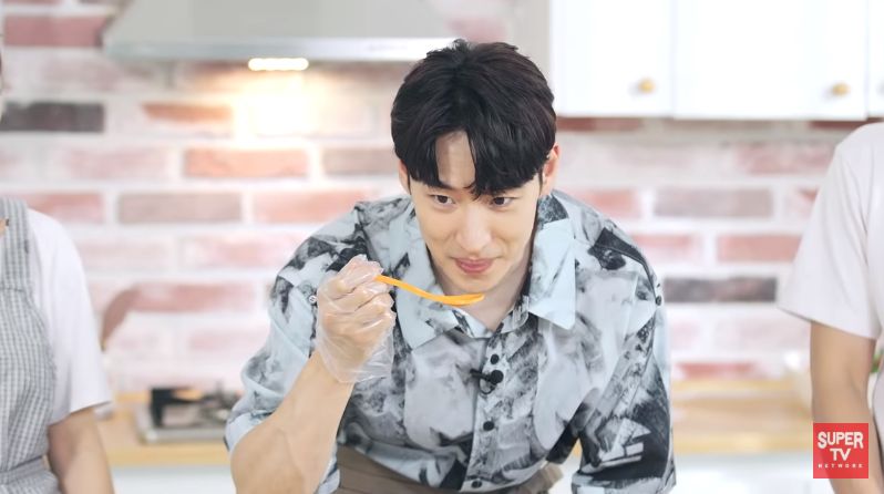 Lee Je Hoon Masak dan Cicip Bakso