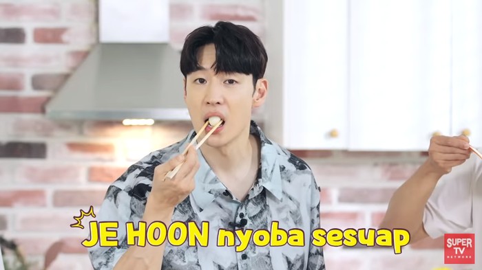Lee Je Hoon Masak dan Cicip Bakso