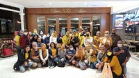 Sejumlah anggota Pilars 93 yang kompak mengenakan pakaian berwarna kuning ini hadir memberikan dukungan untuk film yang diadaptasi dari novel karya Arumi E. Arumi diketahui adalah salah satu anggota Pilars 93.