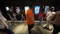 Warga yang berkeinginan ke bioskop harus mengantongi bukti vaksin. Hal itu untuk memastikan pengunjung yang masuk dipastikan sehat.