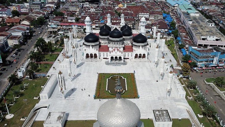 Sejumlah anak-anak berada di kawasan Masjid Raya Baiturrahman, Banda Aceh, Aceh, Rabu (10/11/2021). Masjid Raya Baiturrahman merupakan ikon Provinsi Aceh yang termasuk dalam salah satu masjid tertua dan termegah di Asia yang dibangun abad 16 pada masa Kerajaan Sultan Iskandar Muda yang menjadi objek wisata religi bagi wisatawan domestik dan mancanegara. ANTARA FOTO/Syifa Yulinnas/aww.