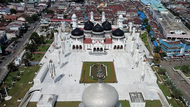 Sejumlah anak-anak berada di kawasan Masjid Raya Baiturrahman, Banda Aceh, Aceh, Rabu (10/11/2021). Masjid Raya Baiturrahman merupakan ikon Provinsi Aceh yang termasuk dalam salah satu masjid tertua dan termegah di Asia yang dibangun abad 16 pada masa Kerajaan Sultan Iskandar Muda yang menjadi objek wisata religi bagi wisatawan domestik dan mancanegara. ANTARA FOTO/Syifa Yulinnas/aww.