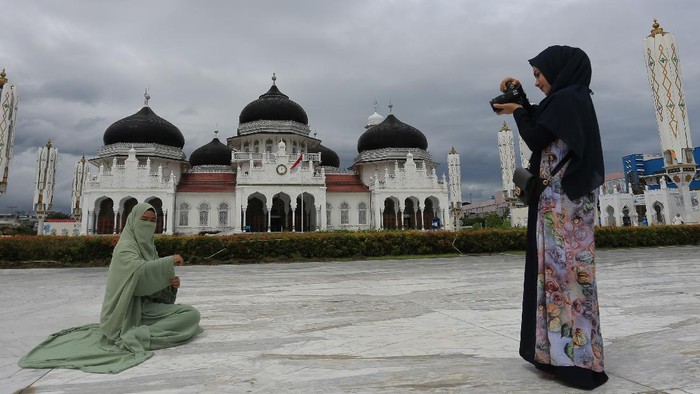 Sejumlah anak-anak berada di kawasan Masjid Raya Baiturrahman, Banda Aceh, Aceh, Rabu (10/11/2021). Masjid Raya Baiturrahman merupakan ikon Provinsi Aceh yang termasuk dalam salah satu masjid tertua dan termegah di Asia yang dibangun abad 16 pada masa Kerajaan Sultan Iskandar Muda yang menjadi objek wisata religi bagi wisatawan domestik dan mancanegara. ANTARA FOTO/Syifa Yulinnas/aww.