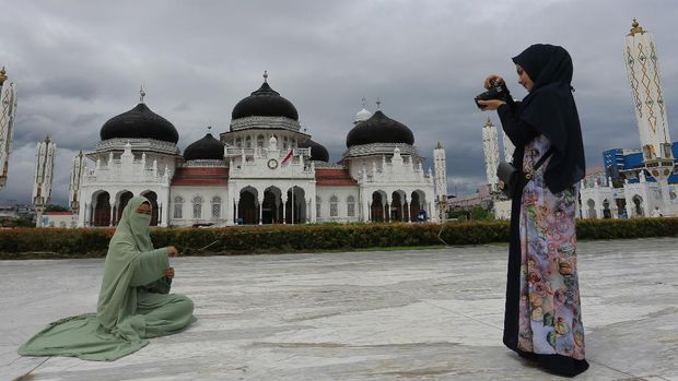 Sejumlah anak-anak berada di kawasan Masjid Raya Baiturrahman, Banda Aceh, Aceh, Rabu (10/11/2021). Masjid Raya Baiturrahman merupakan ikon Provinsi Aceh yang termasuk dalam salah satu masjid tertua dan termegah di Asia yang dibangun abad 16 pada masa Kerajaan Sultan Iskandar Muda yang menjadi objek wisata religi bagi wisatawan domestik dan mancanegara. ANTARA FOTO/Syifa Yulinnas/aww.