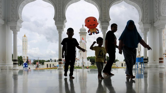MASJID RAYA BAITURRAHMAN ACEH Sejumlah anak-anak berada di kawasan Masjid Raya Baiturrahman, Banda Aceh, Aceh, Rabu (10/11/2021). Masjid Raya Baiturrahman merupakan ikon Provinsi Aceh yang termasuk dalam salah satu masjid tertua dan termegah di Asia yang dibangun abad 16 pada masa Kerajaan Sultan Iskandar Muda yang menjadi objek wisata religi bagi wisatawan domestik dan mancanegara. ANTARA FOTO/Syifa Yulinnas/aww.