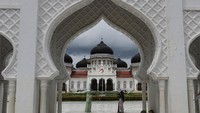 Masjid Raya Baiturrahman merupakan ikon Provinsi Aceh yang termasuk dalam salah satu masjid tertua dan termegah di Asia. 