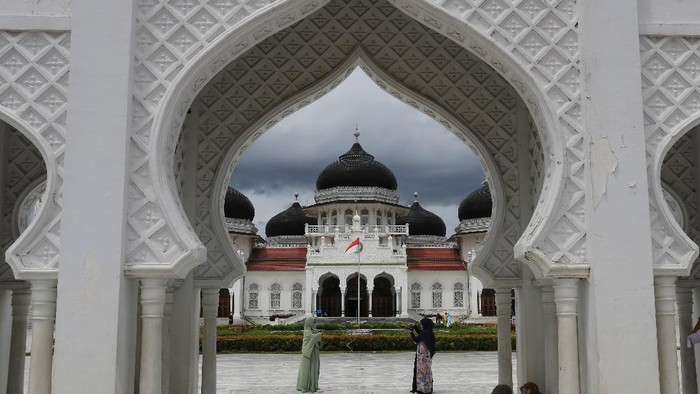 Sejumlah anak-anak berada di kawasan Masjid Raya Baiturrahman, Banda Aceh, Aceh, Rabu (10/11/2021). Masjid Raya Baiturrahman merupakan ikon Provinsi Aceh yang termasuk dalam salah satu masjid tertua dan termegah di Asia yang dibangun abad 16 pada masa Kerajaan Sultan Iskandar Muda yang menjadi objek wisata religi bagi wisatawan domestik dan mancanegara. ANTARA FOTO/Syifa Yulinnas/aww.