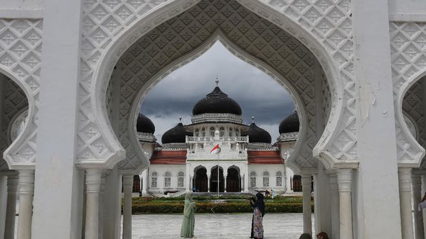 Sejumlah anak-anak berada di kawasan Masjid Raya Baiturrahman, Banda Aceh, Aceh, Rabu (10/11/2021). Masjid Raya Baiturrahman merupakan ikon Provinsi Aceh yang termasuk dalam salah satu masjid tertua dan termegah di Asia yang dibangun abad 16 pada masa Kerajaan Sultan Iskandar Muda yang menjadi objek wisata religi bagi wisatawan domestik dan mancanegara. ANTARA FOTO/Syifa Yulinnas/aww.