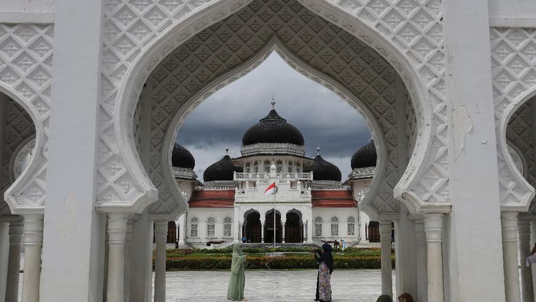 MASJID RAYA BAITURRAHMAN ACEH Sejumlah anak-anak berada di kawasan Masjid Raya Baiturrahman, Banda Aceh, Aceh, Rabu (10/11/2021). Masjid Raya Baiturrahman merupakan ikon Provinsi Aceh yang termasuk dalam salah satu masjid tertua dan termegah di Asia yang dibangun abad 16 pada masa Kerajaan Sultan Iskandar Muda yang menjadi objek wisata religi bagi wisatawan domestik dan mancanegara. ANTARA FOTO/Syifa Yulinnas/aww.