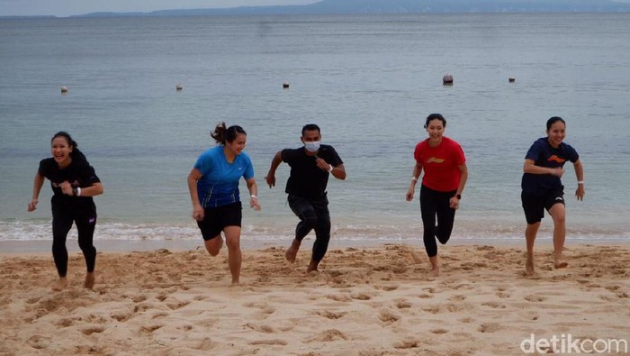 Para pebulutangkis yang akan tampil di Indonesia Badminton Festival 2021 akhirnya bisa menikmati pantai. Tengok momen-momen gembira mereka berikut ini.