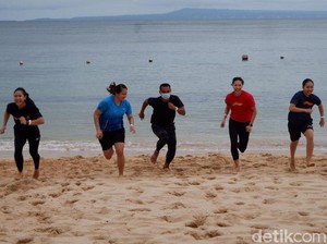 Serunya Para Pebulutangkis Dunia Main di Pantai