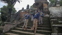 Mereka sedang menjalankan tradisi Nawu Sendang Seliran yang digelar setahun sekali oleh para abdi dalem Keraton Kasultanan Yogyakarta dan Kasunanan Surakarta.