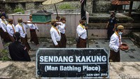 Tradisi Nawu Sendang Seliran di komplek makam Raja-Raja Mataram di Kotagede, terbagi dalam dua tempat. Abdi dalem Keraton Kasultanan Yogyakarta menuju sendang putri dan Abdi dalem Kasunanan Surakarta menuju sendang kakung.