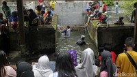 Sesudah acara Tradisi Nawu Sendang Seliran, warga sekitar melakukan pengurasan dan pembersihan air sendang.
