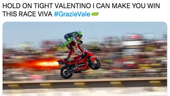 Di balapan terakhirnya ini Rossi finish di posisi 10. Banyak fans gemas dengan menyebar meme ini, pengennya Rossi juara. Foto: (Twitter)