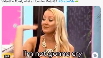 Banyak fans yang terharu dan ingin menangis di balapan terakhir Rossi. Mereka memajang meme ini. Foto: (Twitter)