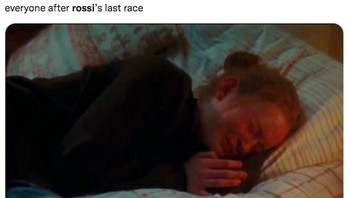 Hayo, siapa yang terharu dan menangis usai balapan terakhir Rossi? Foto: (Twitter)