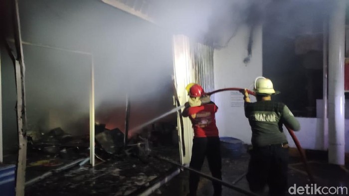 minimarket di Lamongan terbakar