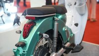 SM E-Classic punya dimensi panjang 1.880 mm, lebar 680 mm dan tinggi 1.010 mm. Wheelbase-nya 1.235 mm, ketinggian jok 750 mm, ground clearance 130 mm, dan berat tanpa baterai 72 kg. Foto: Grandyos Zafna