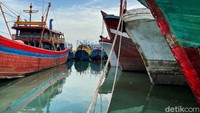 Pada musim peralihan, gelombang tinggi, badai, angin kencang, atau cuaca buruk dapat sewaktu-waktu terjadi. Ketinggian gelombang bisa mencapai kisaran 4 - 6 meter.