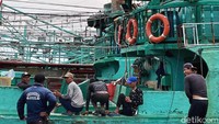 Para nelayan pun untuk terus mengupdate informasi cuaca sebelum memutuskan untuk berlayar.