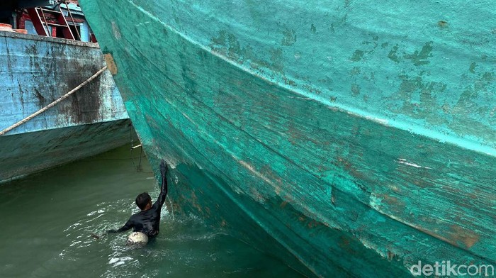 Nelayan Muara Baru Waspada Cuaca Ekstrem Selama Pancaroba Saat ini, wilayah Indonesia mulai mengalami peralihan dari musim kemarau ke musim hujan. Para nelayan di Muara Baru, Jakarta, pun waspada cuaca ekstrem saat pancaroba.