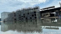 Banjir ini disebabkan naiknya permukaan air laut.