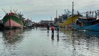 Banjir ini membuat aktivitas warga terganggu.