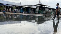 Toko-toko terlihat buka namun sepi pembeli.