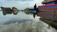 Genangan banjjir rob di Pelabuhan Perikanan Samudera Nizam Zachman, Muara Baru, Jakarta Utara, masih belum surut, Minggu (14/11/2021).